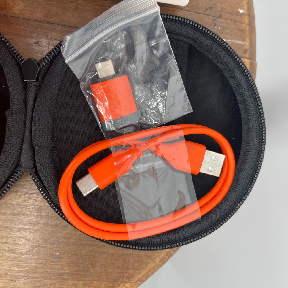 Skyroam Solis Global WiFi Hotspot with Travel Case - Picture 8 of 8